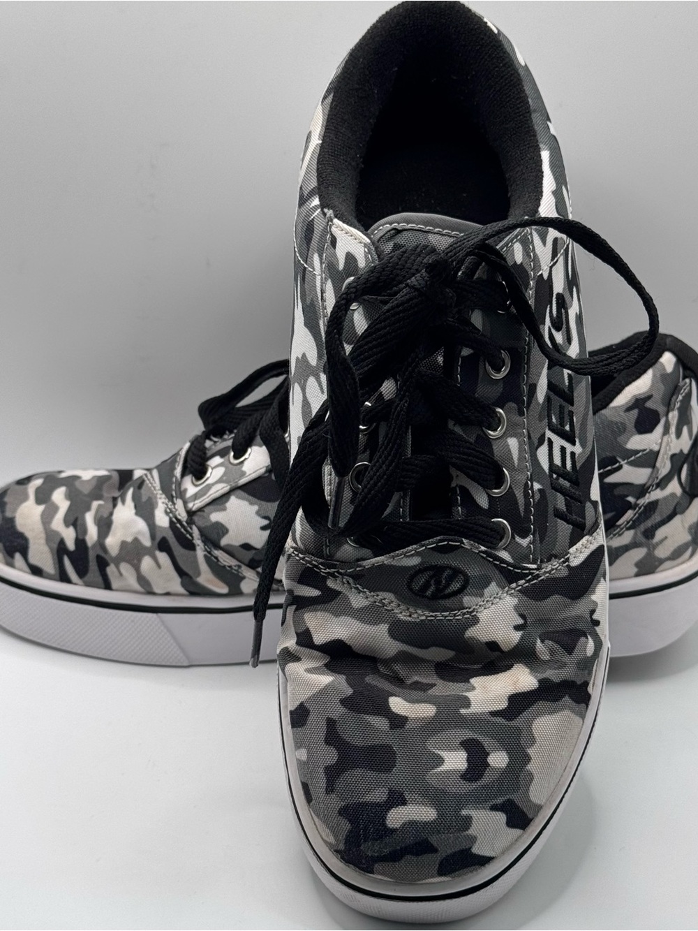 HEELYS Pro 20 Prints Skate Shoe Sz 8 Charcoal Grey Camo Wheel Sneakers EUC